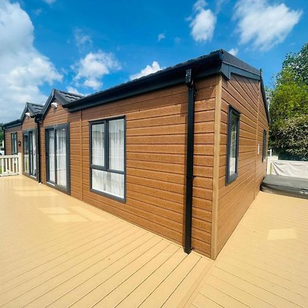 Waterside Retreat With Hot Tub Villa Pocklington Exterior photo